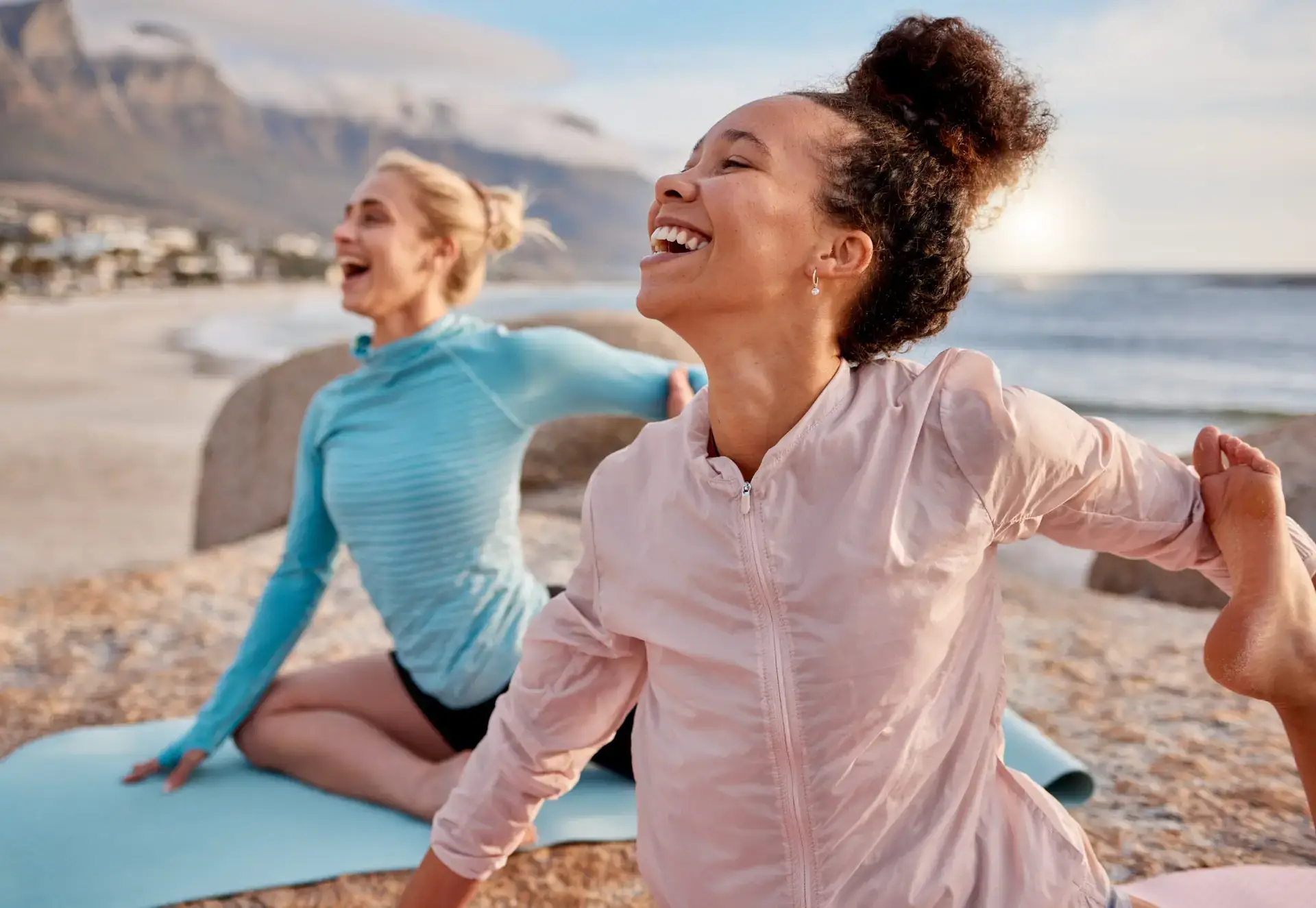 EVJF La Baule — Yoga sur la plage pour un enterrement de vie de jeune fille à La Baule